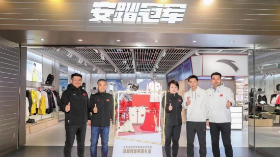 　　[张继科与品牌高层一同揭幕安踏北京2022年冬奥会特别限量典藏礼盒]

