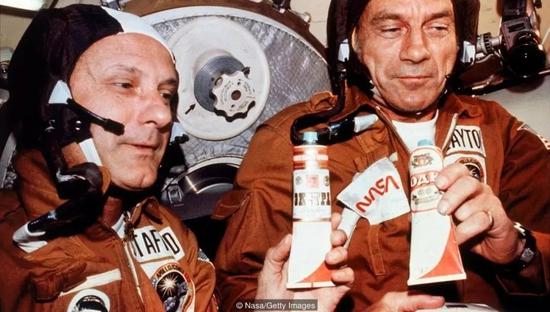 1975年，宇航员们在阿波罗-联盟号共同举杯