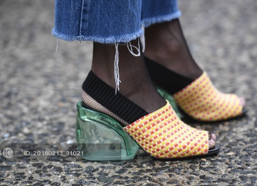 透明方形鞋跟街拍