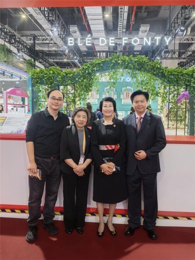 右二：中国香精香料化妆品协会理事长颜江瑛
左二：协会顾问 董树芬老师
左一：协会副秘书长 刘洋