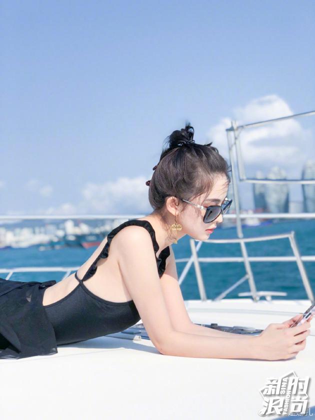 娜扎度假照大秀好身材