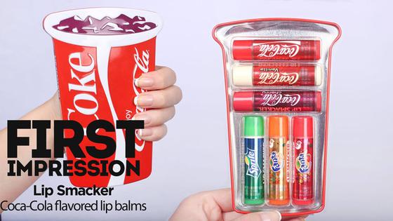 可口可乐 x LIP SMACKER合作推出了 “可口可乐汽水味润唇膏”