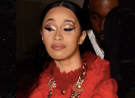 没来得及看秀就带上离席的Cardi B