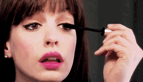 安妮-海瑟薇在《穿普拉达的女王》中 涂睫毛膏