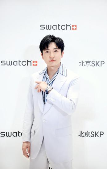 知名演员郭京飞先生佩戴SWATCH FLYMAGIC系列腕表