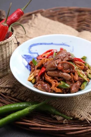 烧四宝面包的香脆配上入口即化,口感柔软的鸭肝,入口嚼一会还有一股