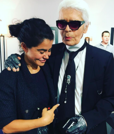 Karl Lagerfeld佩戴Nadine Gohsn设计的“耳机”项链与她合影