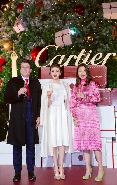 卡地亚中国区首席执行官李汉龙先生、上海的恒隆广场总经理 胡惠雅女士与知名演员景甜小姐共同点亮卡地亚圣诞树