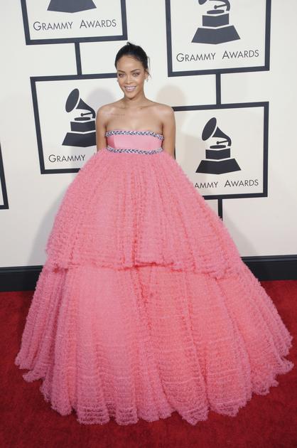 蕾哈娜红毯穿粉色蓬蓬裙