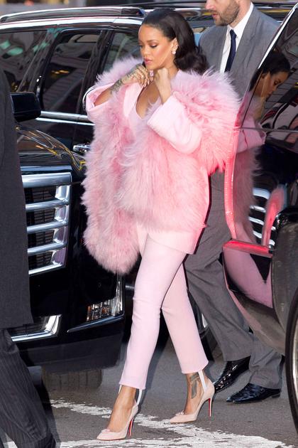 蕾哈娜穿粉色裤装