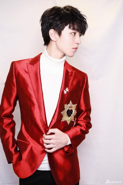 王俊凯身着DolceGabbana 2018春夏鲜艳热烈的红色修型西装