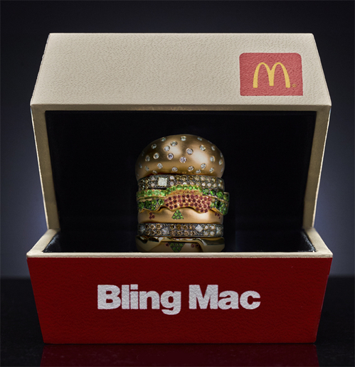 Bling Mac还有一个逼真的汉堡盒作为戒指盒