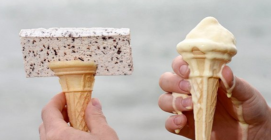 去年夏天英国科学家将冰激凌脱水后冻干保存，也制成了不融化的冰激凌（左）