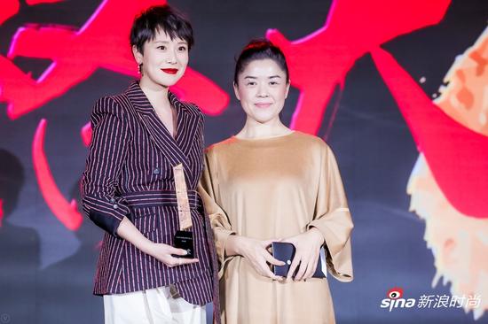 中国当代独立艺术家崔岫闻女士（右一）为海清（左一）颁奖