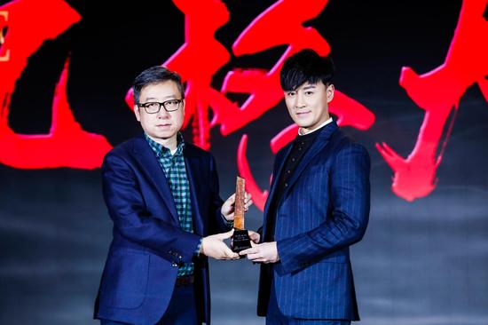 歌手、演员林峯为微博微公益总监杨光先生颁奖