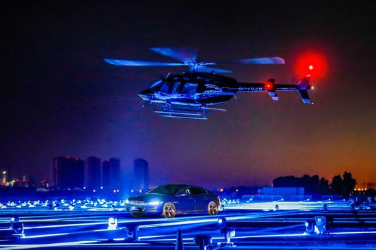 著名赛车手崔越驾驶全新捷豹XEL “与光竞速”挑战直升机