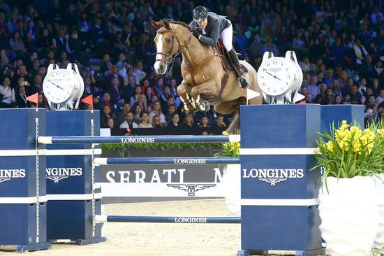 法国骑手帕特里斯·德拉沃策骑赛马Aquila HDC，勇夺“浪琴表大奖赛”桂冠。