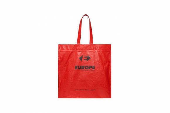 Balenciaga又推出三款天价“超市购物袋”