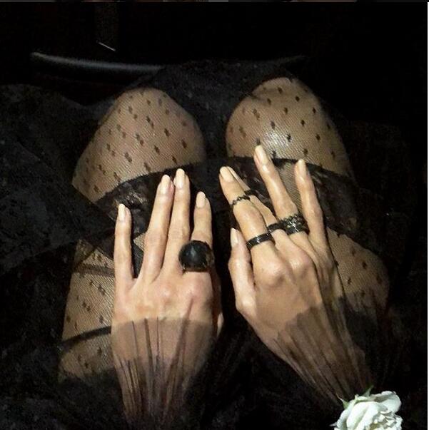 Heidi Klum佩戴Lorraine Schwartz总重达49克拉的稀有黑钻戒指和手镯。