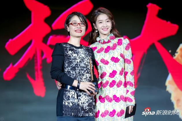 活动现场演员张雪迎为领奖嘉宾欧莱雅中国大众化妆品部品牌传播总监朱宁女士颁奖。