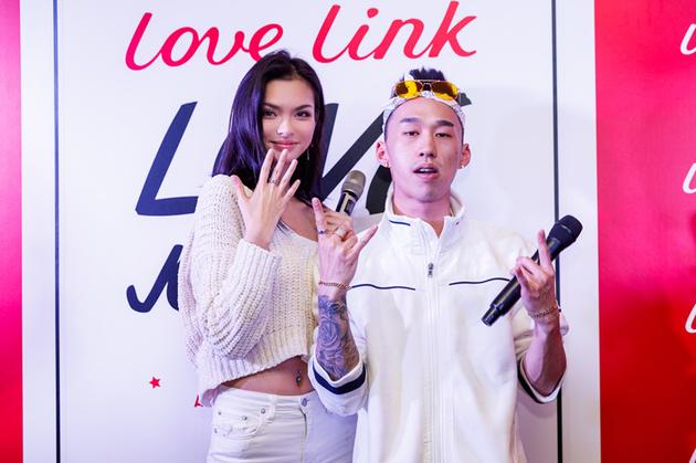 超模naomi与说唱男友al rocco甜蜜秀出戒指