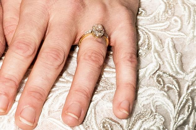 Kirsten Dunst圆形切割的钻戒