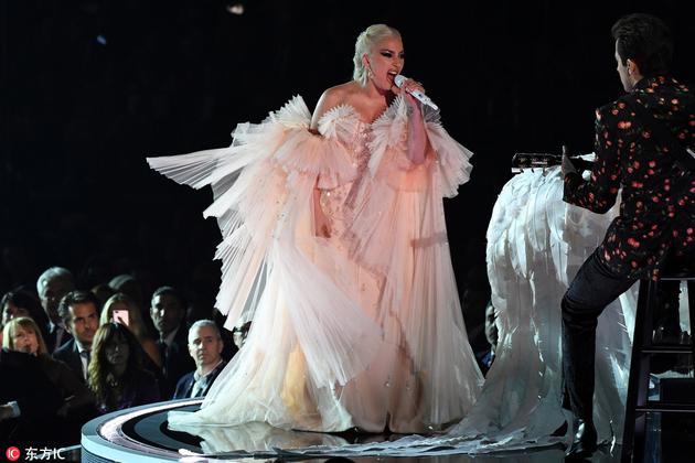 Gaga换上另一条Armani阿玛尼Prive高定礼服登台表演
