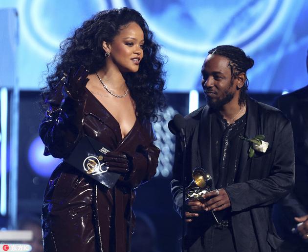 与Kendrick Lamar一同登台领“最佳说唱合作”奖项。