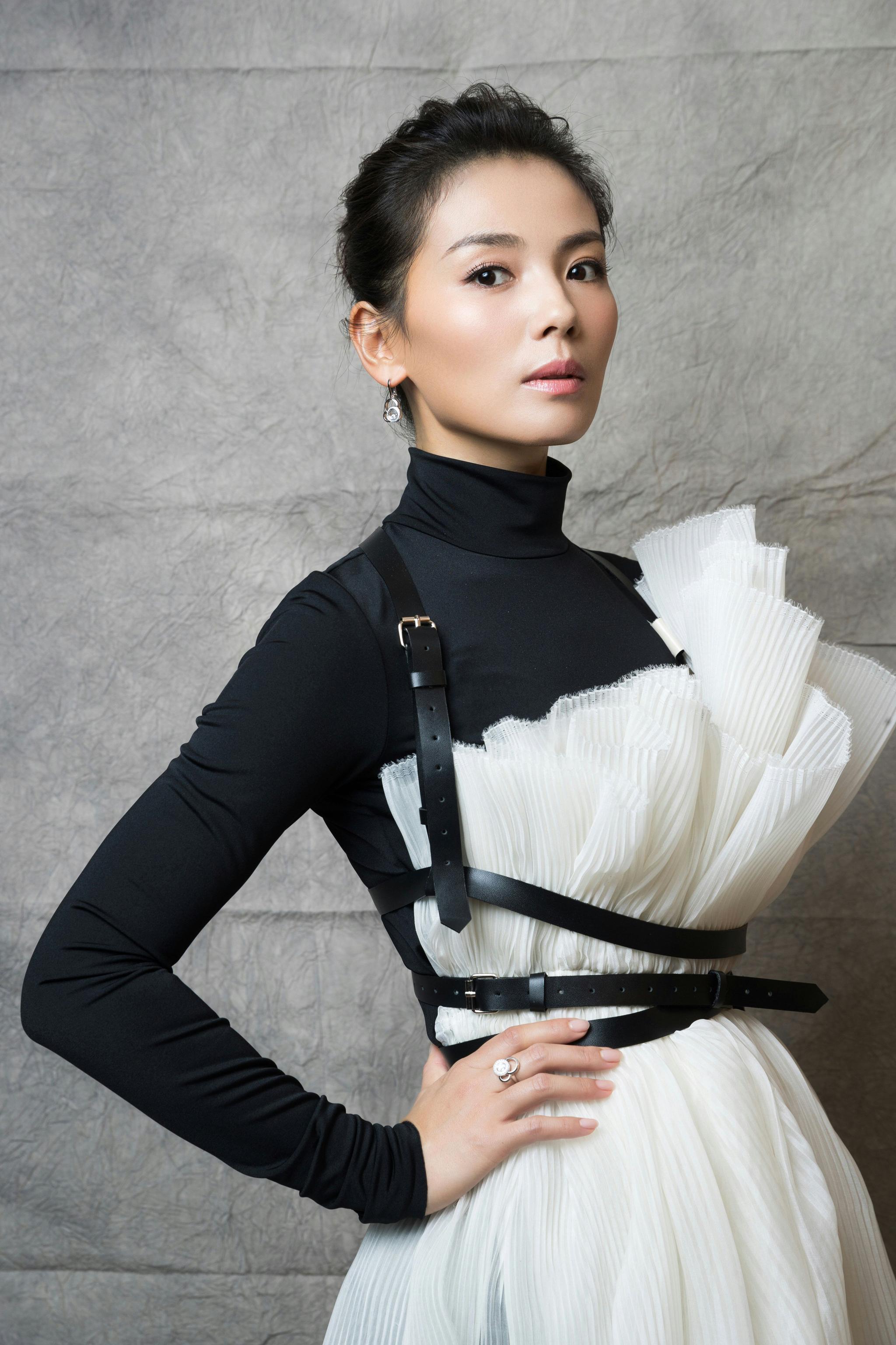 刘涛亮相2017微博之夜红毯 拼色长裙时髦个性