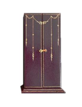 CHAUMET美好年代采用纹皮、丝绒、真丝、烫金与镀金黄铜扣环打造的前开式珠宝盒