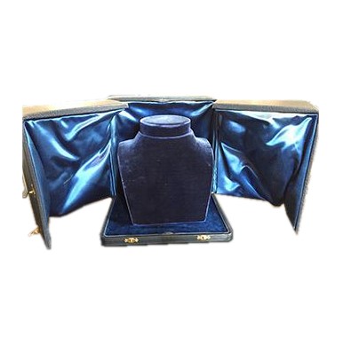 CHAUMET六零年代采用蓝色摩洛哥皮革、丝绒打造的前开式珠宝盒