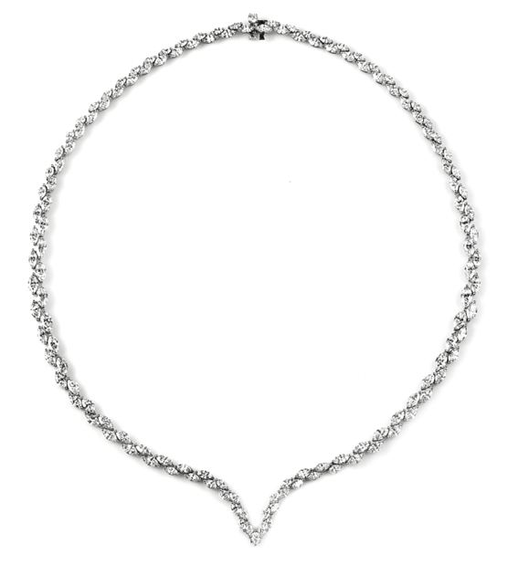 海瑞温斯顿V型钻石项链。总重约18.91克拉，悉心镶嵌于铂金底座。