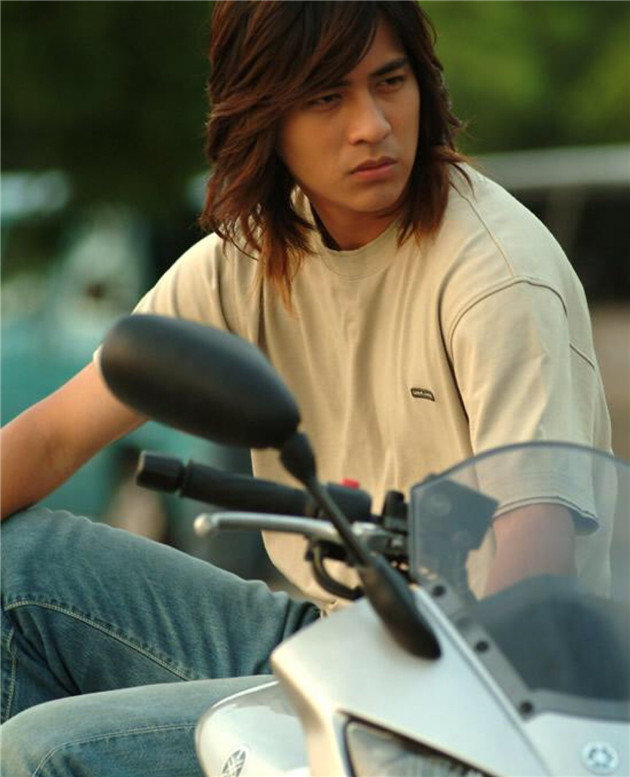 《战神》剧照换个角度早年的作品《流行花园》,《战神》中,周渝民是款