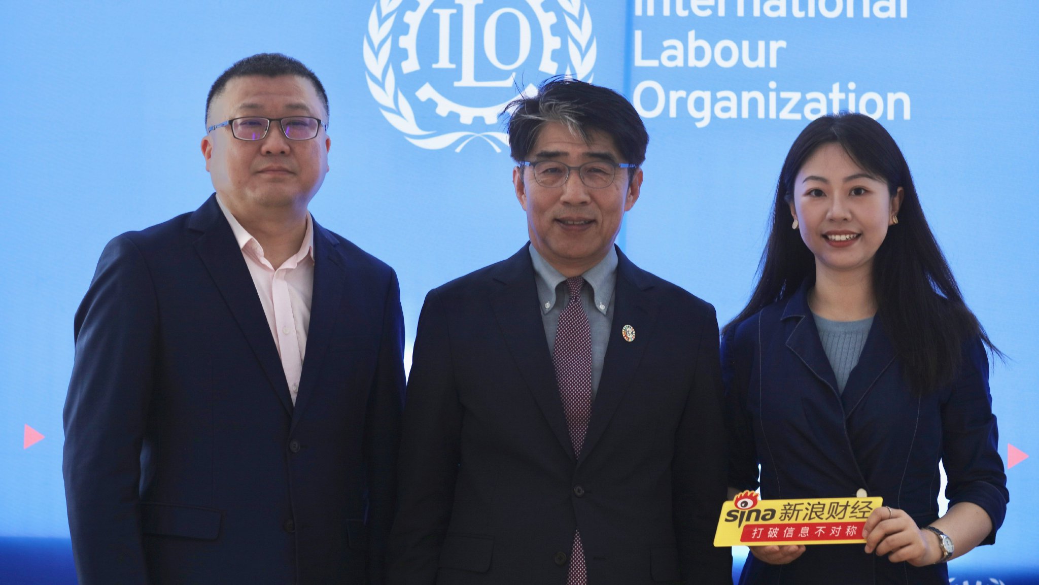 图左至右分别为：新浪财经总编辑李兀、国际劳工组织北京和蒙古局局长李昌徽、新浪财经ESG评级中心蒋露瑶