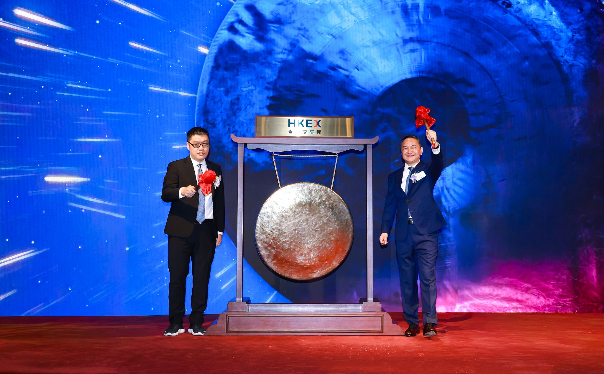 小马智行完成美股+港股双重上市,绿鞋后集资额可达77亿港元