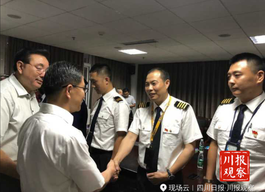 他就是3U8633的英雄机长刘传健!(图)_新浪财经_新浪网
