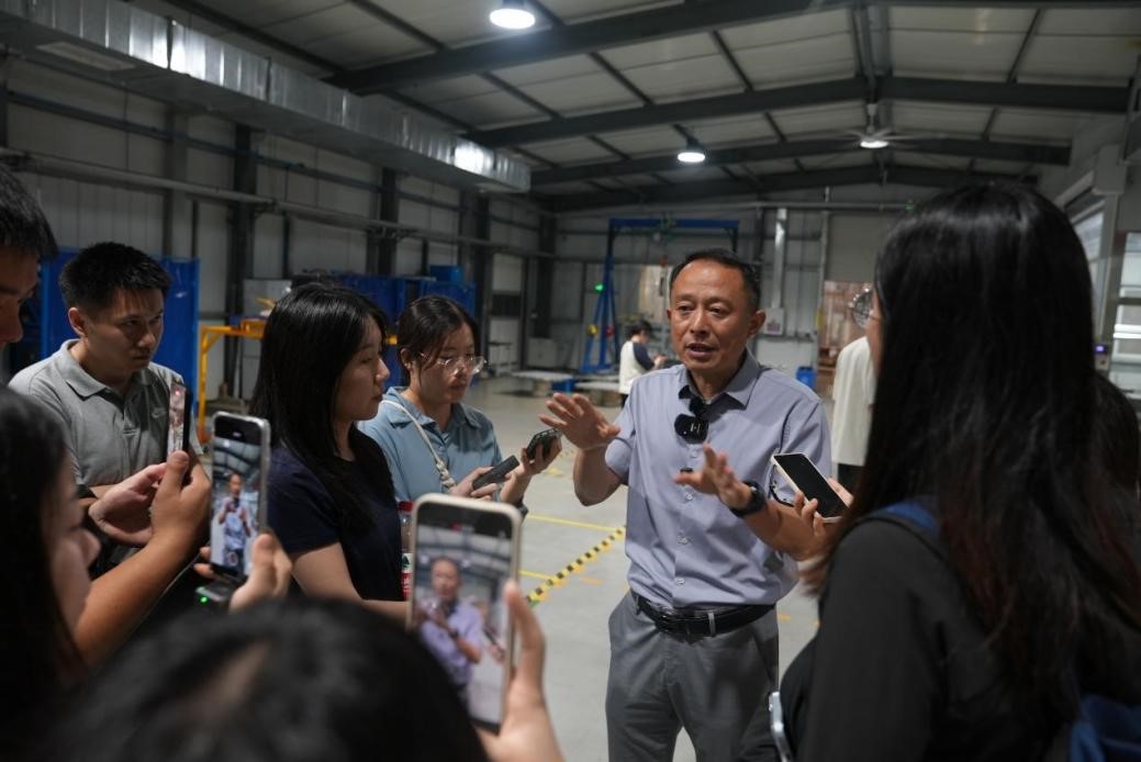 中海储能副总经理张鹏介绍企业情况