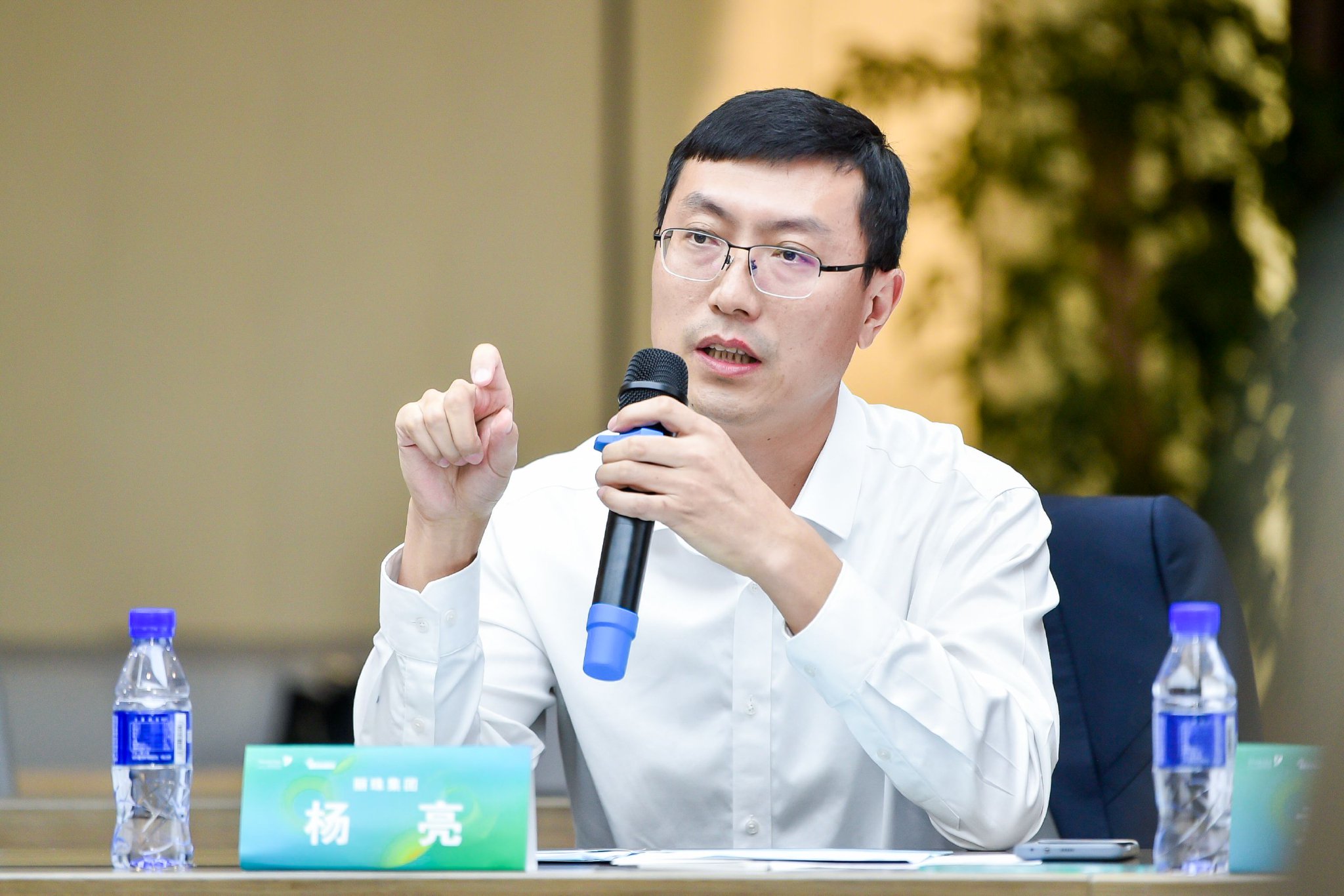 丽珠集团副总裁、董事会秘书杨亮发言