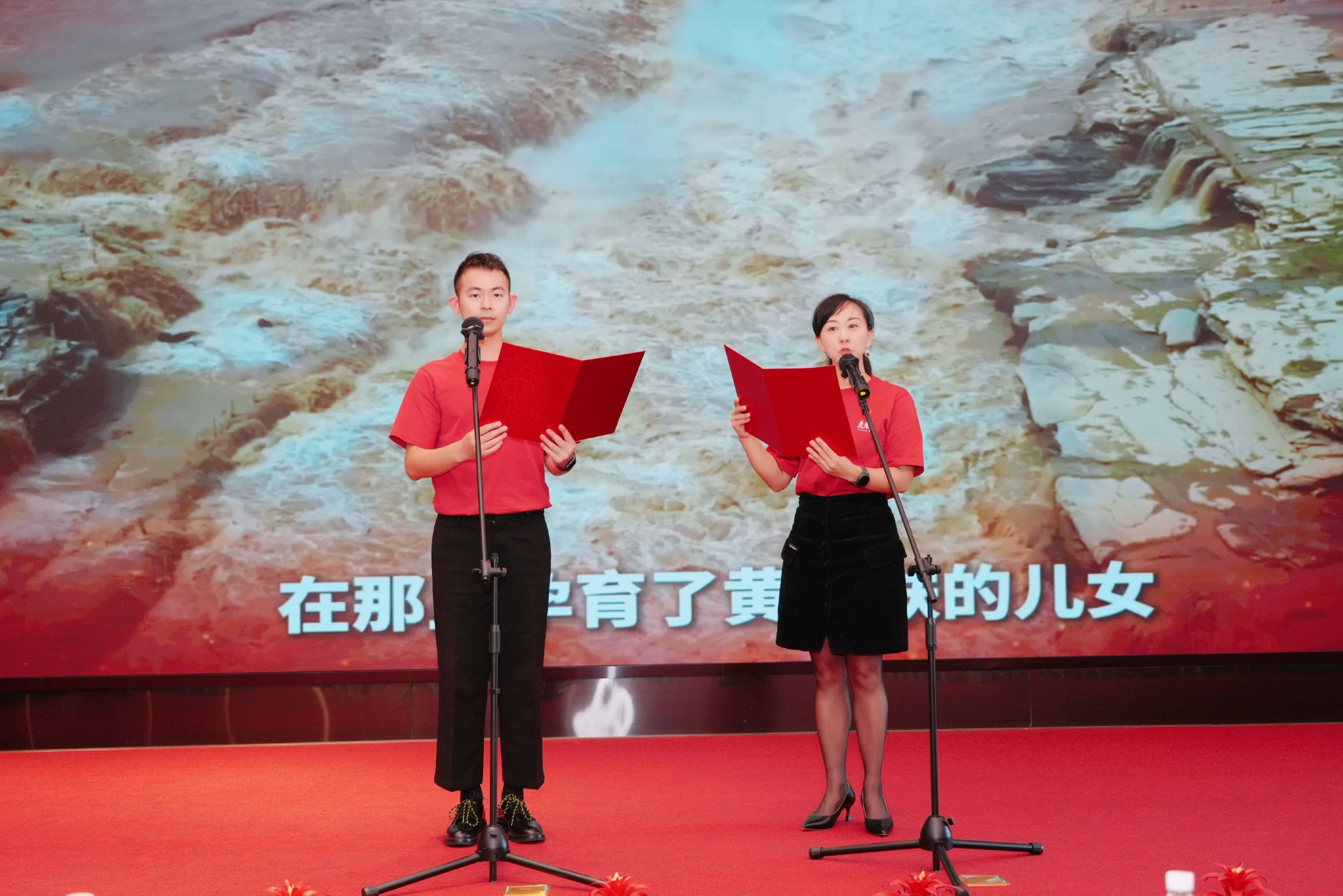 图二:腾讯微保员工积极参与深圳保险业2025年诗歌朗诵比赛
