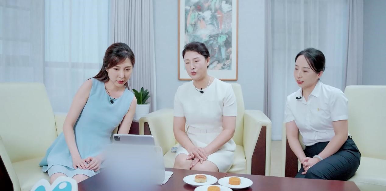 中国太保产险徐州中支的苑丽(右一)陪同张雨霏妈妈(中)连线中