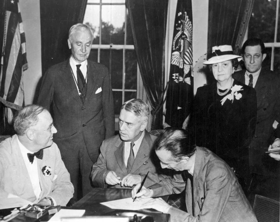 1944年，美国总统罗斯福与国际劳工组织第四任总干事爱德华·费伦签署《费城宣言》