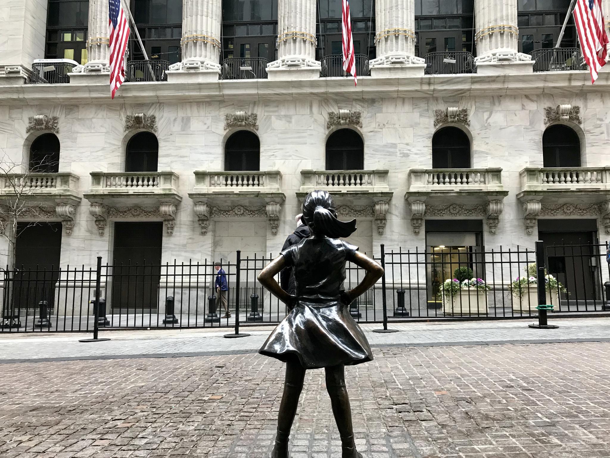 华尔街的“无畏女孩“（Fearless Girl）塑像 摄/魏天谌（图片来源：新浪财经）