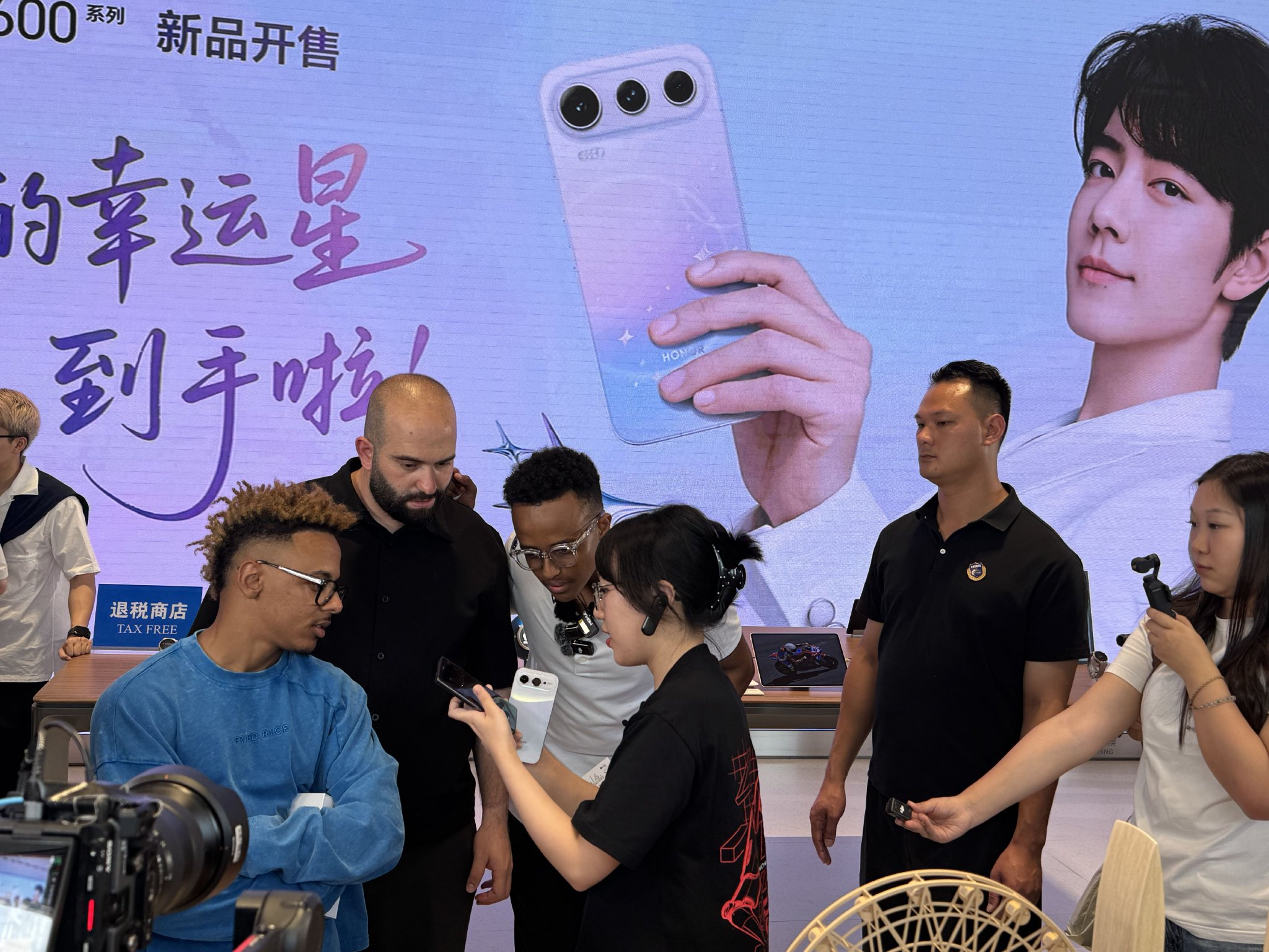 中东网红阿波哥中国行探访荣耀阿尔法全球旗舰店,荣耀向其赠送一台荣耀600 Pro