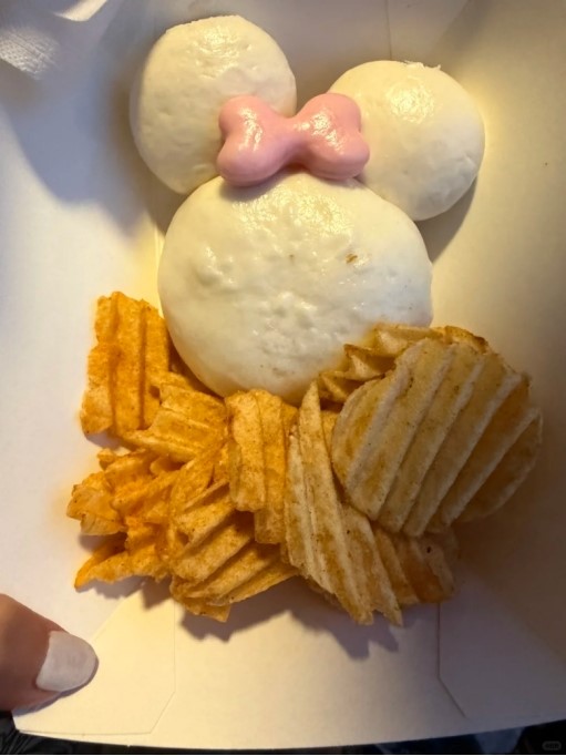 （消费者拍摄的售价70元的上海迪士尼十周年限定米妮蒸包）