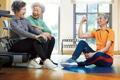 年轻时拼颜值 现在比谁的身板直