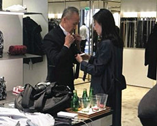 王石血拼 田朴珺为其整理衣衫很贴心