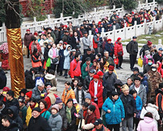 为喝“腊八粥”排队数百米绕半个广场