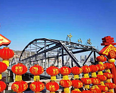 红灯笼装扮“黄河第一桥”年味浓