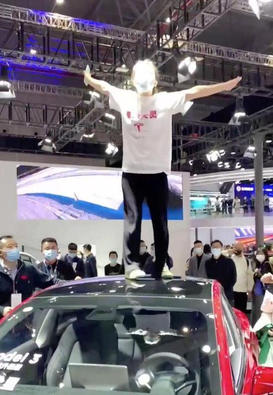 新华热评：“车顶维权”成热点，是谁让谁不“体面”？