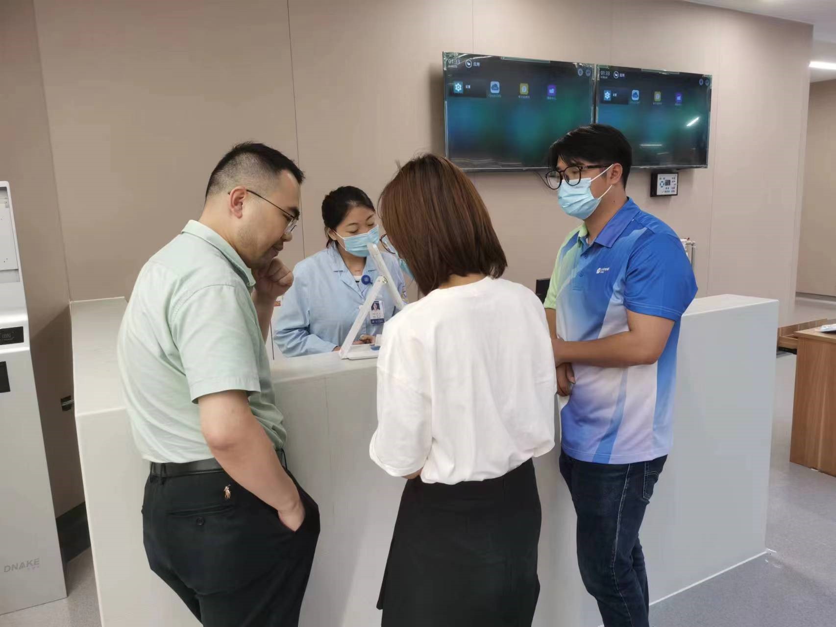 史学峰(右一)与医务人员介绍直付陪诊服务